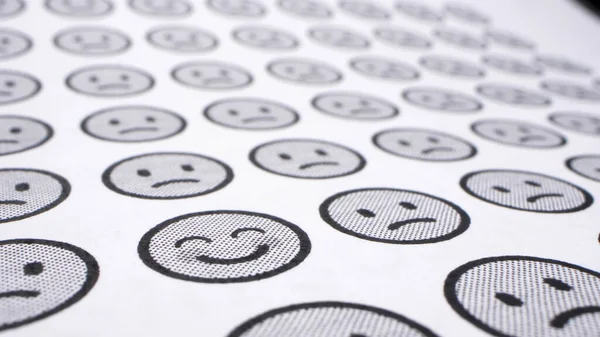 Detalhado. Smilies fundo. um sorriso alegre entre muitos tristes. — Fotografia de Stock