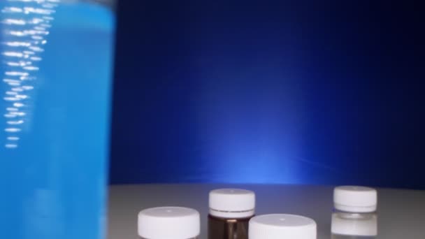 特写特写，细节。多色液体瓶和试管中的试剂 — 图库视频影像