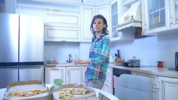 Una chica alegre baila en casa en la cocina imitando bajar las escaleras — Vídeos de Stock