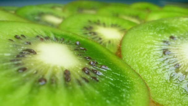 Extrem hautnah, detailliert. Scheiben leuchtend saftige grüne Kiwi — Stockvideo