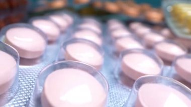 Son derece yakın plan, detaylı. Paketlerde çok renkli haplar