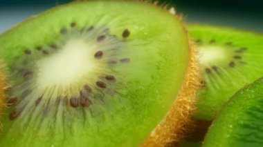 Son derece yakın plan, detaylı. Parlak sulu yeşil kivi dilimleri