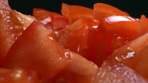 Extreem close-up, gedetailleerd. gesneden tomaten. achtergrondvoedsel — Stockvideo