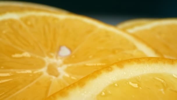 Estremamente ravvicinato, dettagliato. fette di limone giallo succoso — Video Stock
