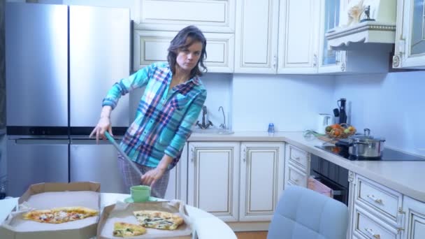 Mujer alegre fregona el suelo en su cocina en casa y baila — Vídeos de Stock