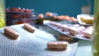 Son derece yakın plan, detaylı. Paketlerde çok renkli haplar