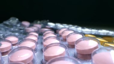 Son derece yakın plan, detaylı. Paketlerde çok renkli haplar