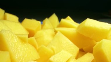 Son derece yakın plan, detaylı. Çiğ soyulmuş ve bir tabakta doğranmış patates.