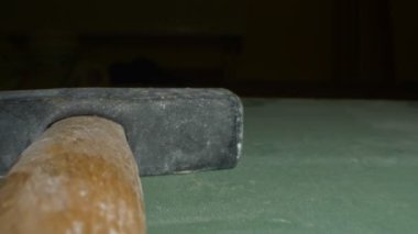 Son derece yakın plan, detaylı. Karanlık bir arkaplanda çekiç kullanıldı