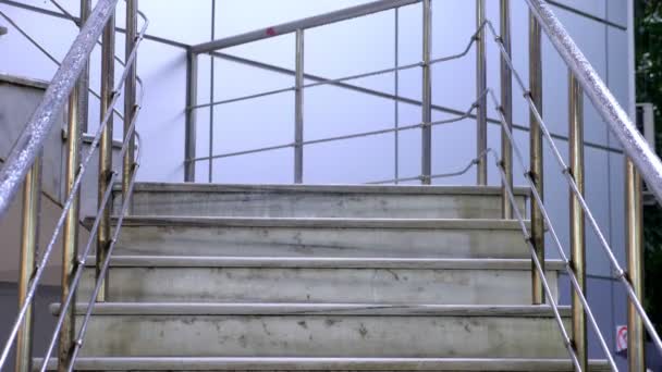 Het regent. regendruppels vallen op de trappen van een stadstrap van beton en metaal — Stockvideo
