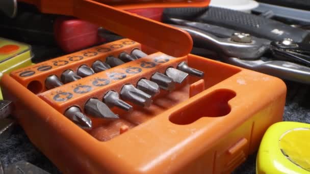 Extremamente close-up, detalhado. brocas em caixa de ferramentas laranja — Vídeo de Stock