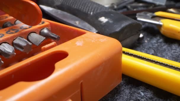 Extremamente close-up, detalhado. brocas em caixa de ferramentas laranja — Vídeo de Stock