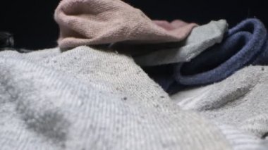 Son derece yakın plan, detaylı. Bir sürü renkli çorap.