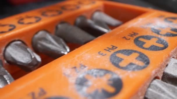 Yderst tæt på, detaljeret. borehoveder i orange værktøjskasse – Stock-video