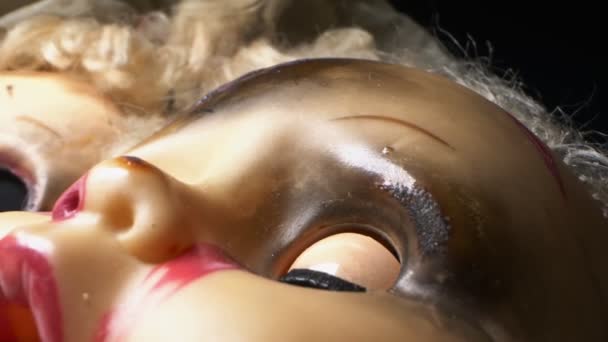 Extrémně detailní. rozbité zmrzačené panenky. halloween koncept — Stock video