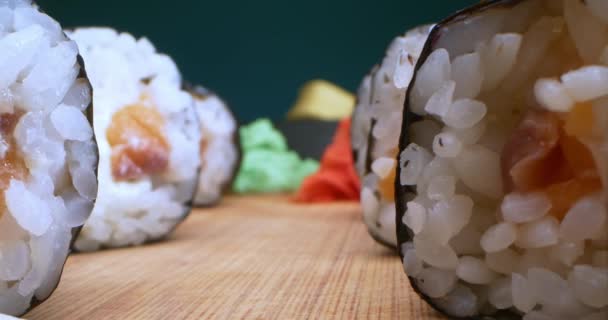 Extremamente close-up conjunto de plano detalhado de sushi Nori maki com gengibre e wasabi — Vídeo de Stock