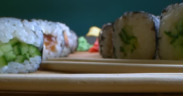 Extremamente close-up conjunto de plano detalhado de sushi Nori maki com gengibre e wasabi — Vídeo de Stock