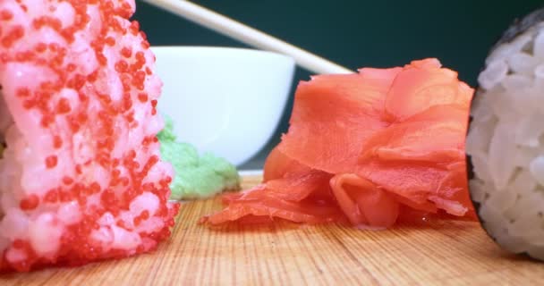 Close-up extremo detalhado de sushi com gengibre, wasabi e pauzinhos — Vídeo de Stock