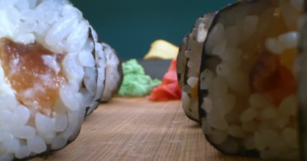 Plan très rapproché ensemble détaillé de sushi Nori maki au gingembre et wasabi — Video