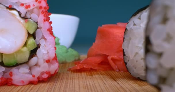 Dettaglio estremo primo piano del set di sushi con zenzero, wasabi e bacchette — Video Stock