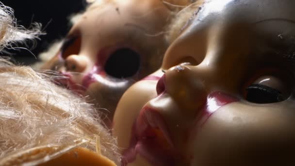 Extremadamente detallado de cerca. muñecas mutiladas rotas. concepto de Halloween — Vídeos de Stock