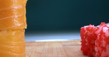 Çeşitli suşi rulolarının detaylı yakın çekim seti