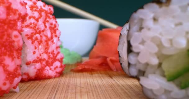 Close-up extremo detalhado de sushi com gengibre, wasabi e pauzinhos — Vídeo de Stock