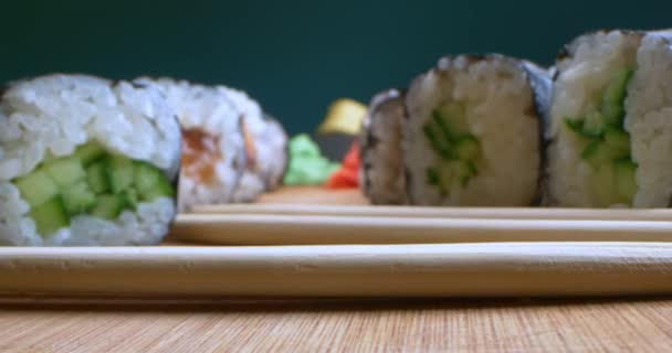 Conjunto de sushi detalhado extremo close-up Hosomaki. mudanças de iluminação do escuro para a luz — Vídeo de Stock