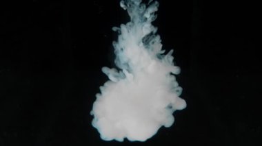 Soyut arkaplan. Beyaz boya siyah arka planda suda çözünür. Boşluğu kopyala