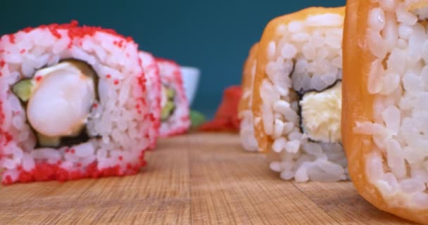 Gedetailleerde Extreme Close-up van Californië en Philadelphia Sushi Set. neem sushi met eetstokjes — Stockvideo