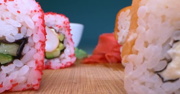 Részletes extrém közelkép Kaliforniáról és Philadelphia Sushi-ról. szusit evőpálcikával. — Stock videók