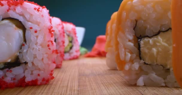 Très gros plan, détaillé. sushi set californie et philXoa, changement de lumière de la lumière à l'obscurité — Video