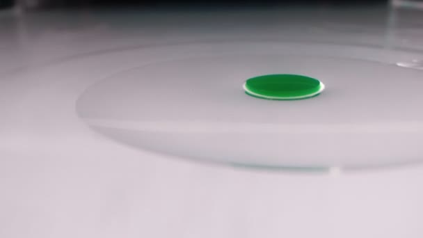 Close-up extremamente detalhado. gotas verdes e transparentes de mistura de óleo na água — Vídeo de Stock