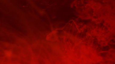 Soyut arkaplan. Kırmızı boya, koyu bir arkaplanda suda çözünür, boşluğu kopyala