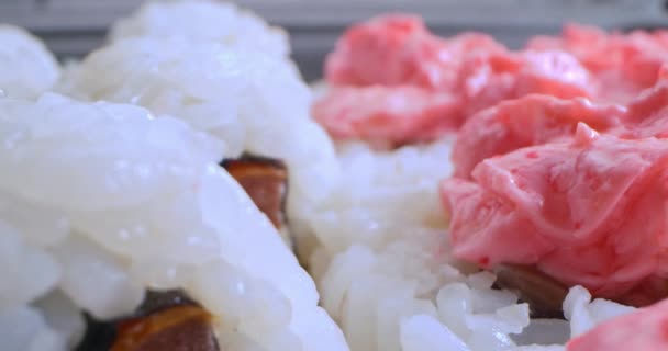 Rendkívül közeli részletes, készlet uramaki sushi rózsaszín mártással — Stock videók