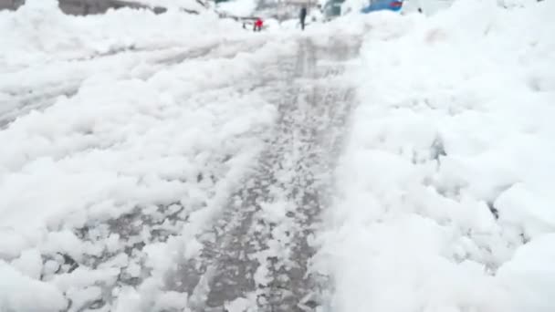 Dégel de la neige et de la neige fondante sur le gros plan de la route. après la neige — Video