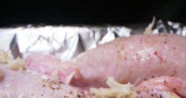 Mayonezli bir tabakta çok yakından, detaylı, çiğ tavuk bacağı. yemek pişirmek