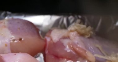 Folyoda baharatlı tavuk bacağı pişirme sürecinin detaylı yakın çekimi