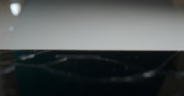 Detaljerad extrem närbild av ytan på en svart smartphone med en trasig skärm — Stockvideo
