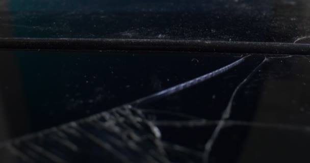 Detailaufnahme der Oberfläche eines schwarzen Smartphones mit kaputtem Bildschirm — Stockvideo