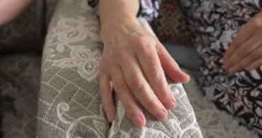 Yaşlı bir çiftin evdeki sandalyesine yakın plan çekimleri.