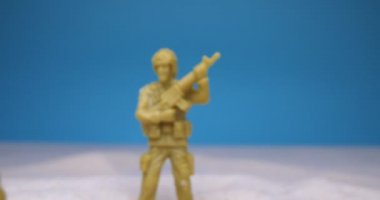 Detaylı, aşırı yakın çekim. Kumdaki oyuncak askerler.