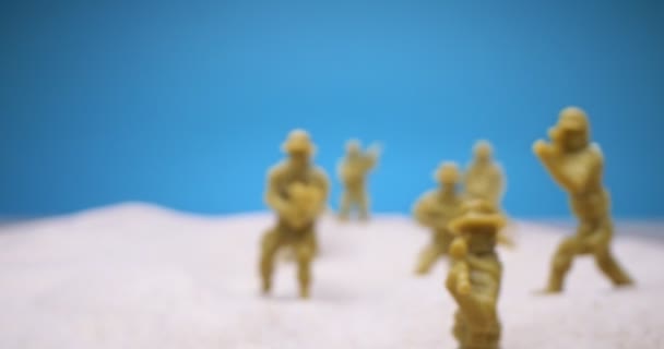 Detallado primer plano extremo. conjunto de soldados de juguete en la arena — Vídeo de stock