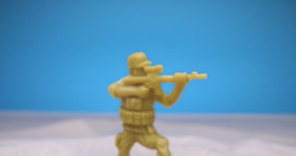 Detallado primer plano extremo. conjunto de soldados de juguete en la arena — Vídeo de stock