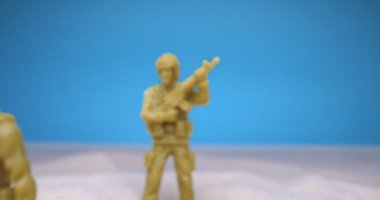 Detaylı, aşırı yakın çekim. Kumdaki oyuncak askerler.