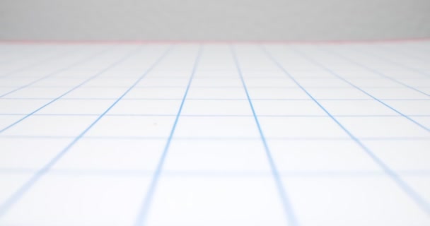Extreem close-up, gedetailleerd, geruit whiteboard oppervlak — Stockvideo