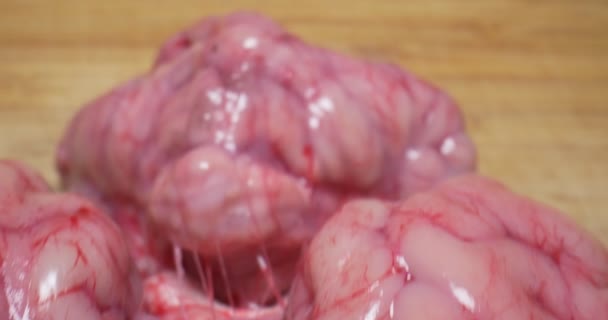 Подробный экстремальный крупный план мозга сырой говядины на деревянной доске — стоковое видео