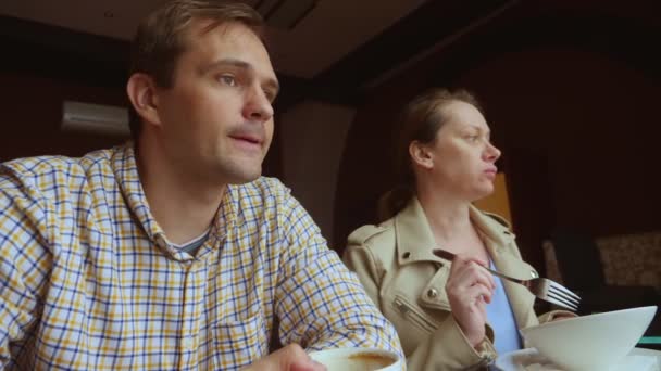Pár muž a žena spolu obědvají v kavárně — Stock video