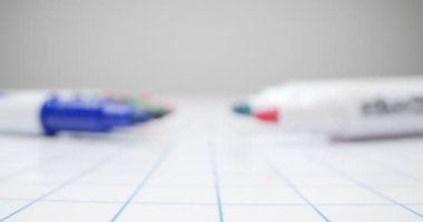 Detaylı, aşırı yakın plan, kafese konmuş beyaz tahtanın üzerindeki çok renkli işaretler.