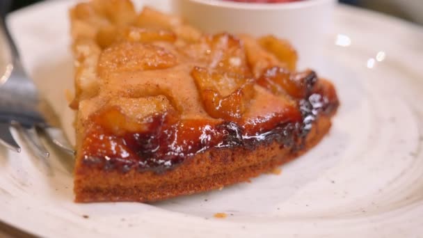Close-up of a piece of vegan apple pie with fresh strawberry sauce — Stock Video
